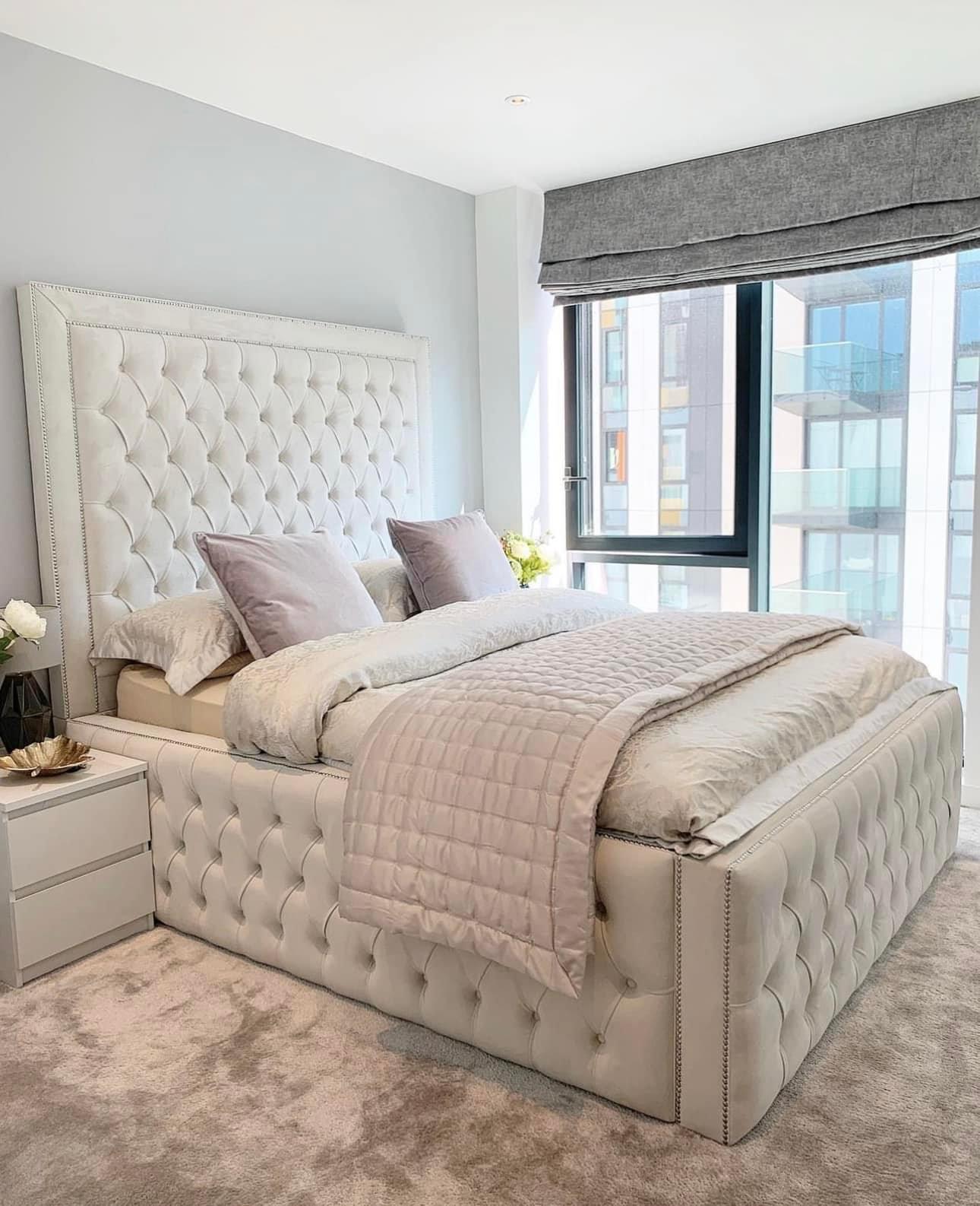 Vinna bed with ottoman